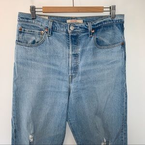 Levi’s Women Size 31 Jeans Ribcage High Rise Straight Stretch Raw Hem Light Wash